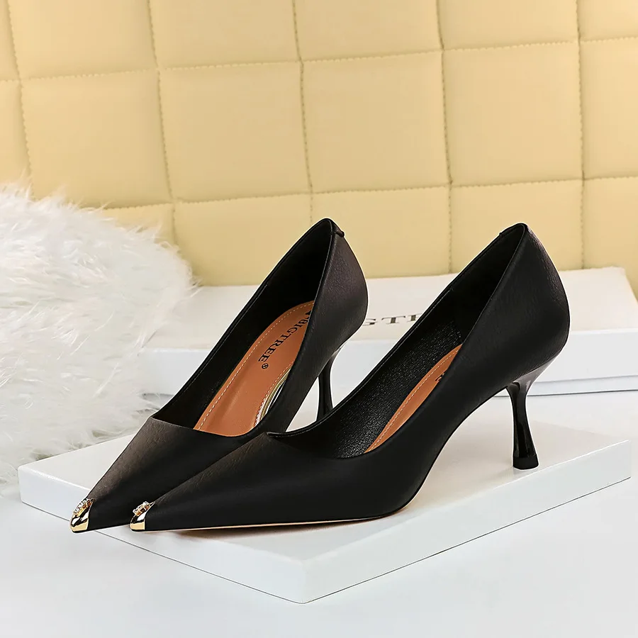 

263-1 European and American Style Sexy Nightclub Thin Metal Pointed Wine Glass with Shallow Mouth Simple High Heels