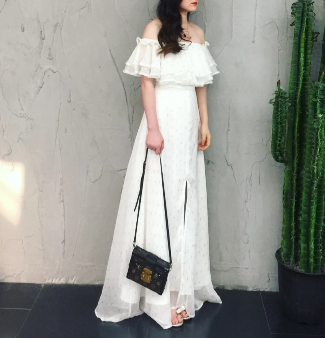 Женское платье в Золотой горошек длинное белое с оборками и вырезом