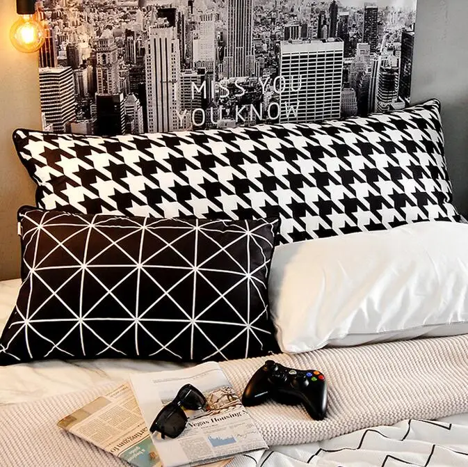 Чехол для подушки "Модный черно-белый гусиный платок" из бархата с оранжевой боковой стороной для дивана или кровати.