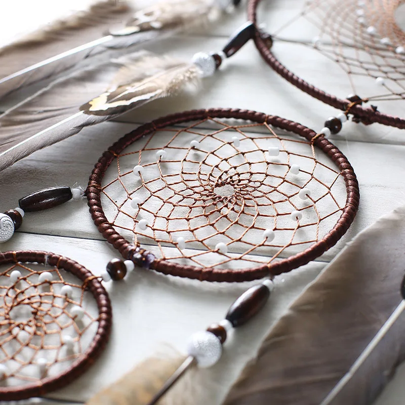 Ловец снов с перьями 3 больших железных кольца подвеска в помещении индийский