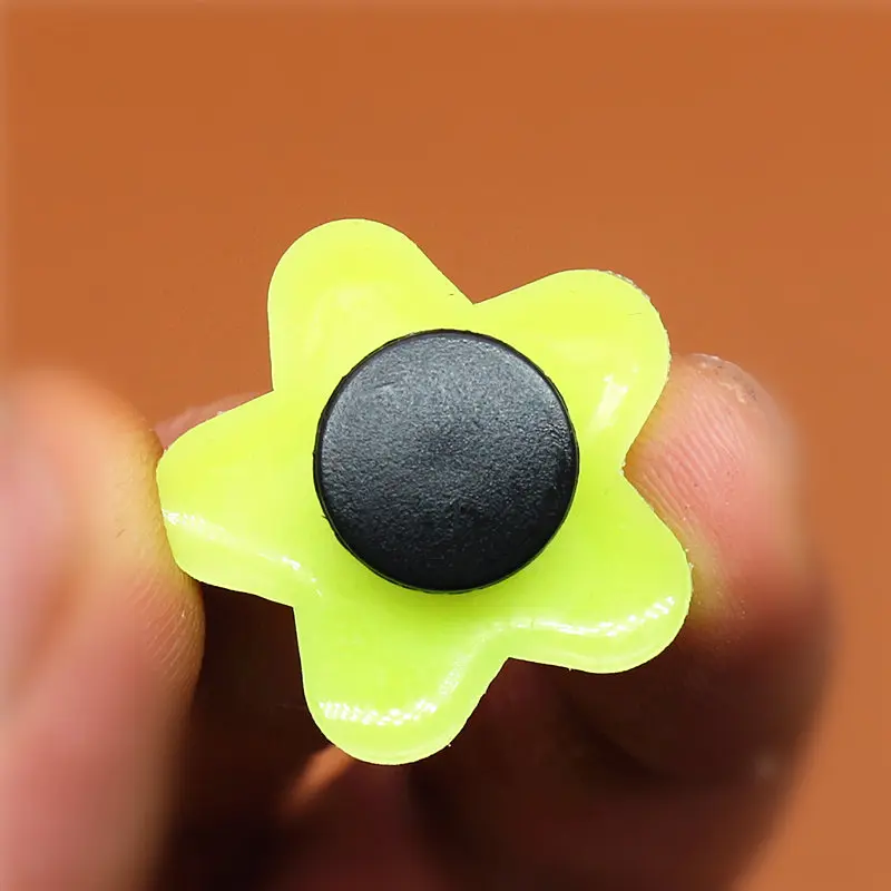 Single Sale 1pc PVC Shoe Charms Cute Noctilucent Flowers Shoe Accessories Shoe Buckle Decorations Fit Croc JIBZ Kid's X-mas U141