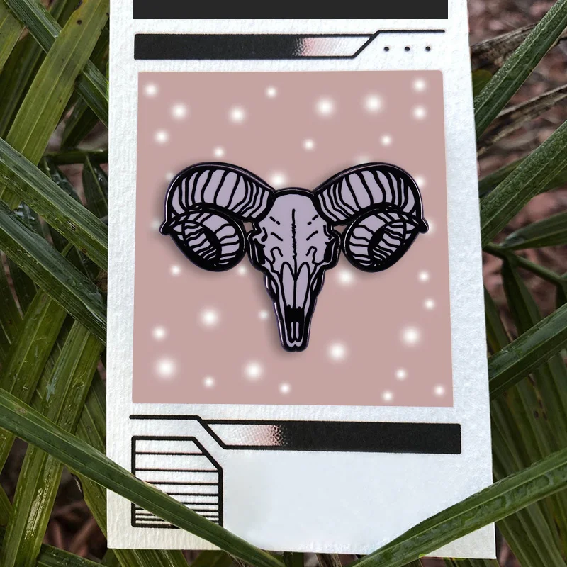 Символический булавочный значок с черепом священного козла Бафомета, который символизирует пожизненную защиту и стойкость!