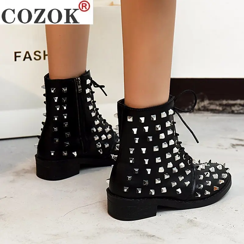 

2021 New Winter Punk Rivet Boots Women Round Head Toe Leather Booties Studded Thick Low Heels Chelsea Ankle Plush Botas De Mujer