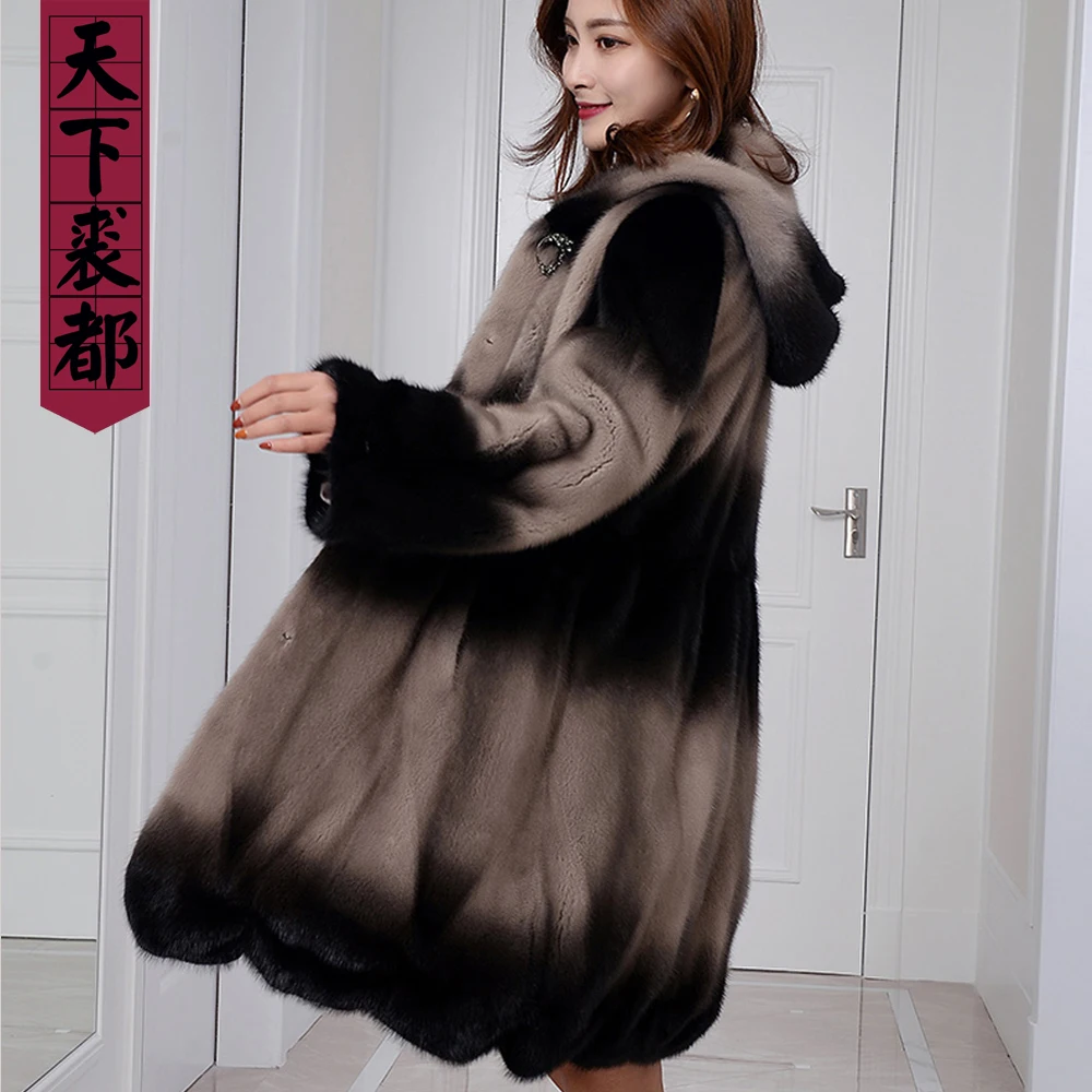 Шуба женская из цельного меха норки приталенная с капюшоном градиентная зимняя