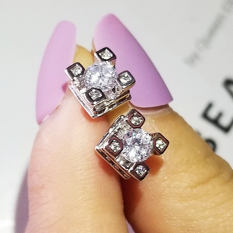 Серьги-гвоздики серебряные с цирконом и изображением Эйфелевой башни | Украшения