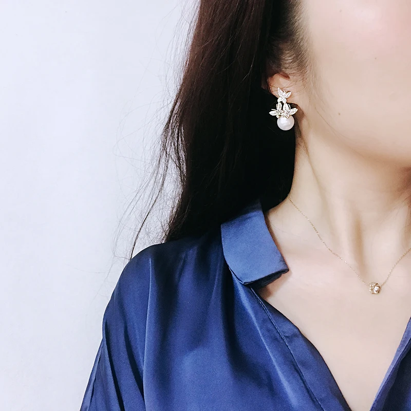 Модные изящные золотые объемные серьги-подвески с тремя бабочками зелеными или