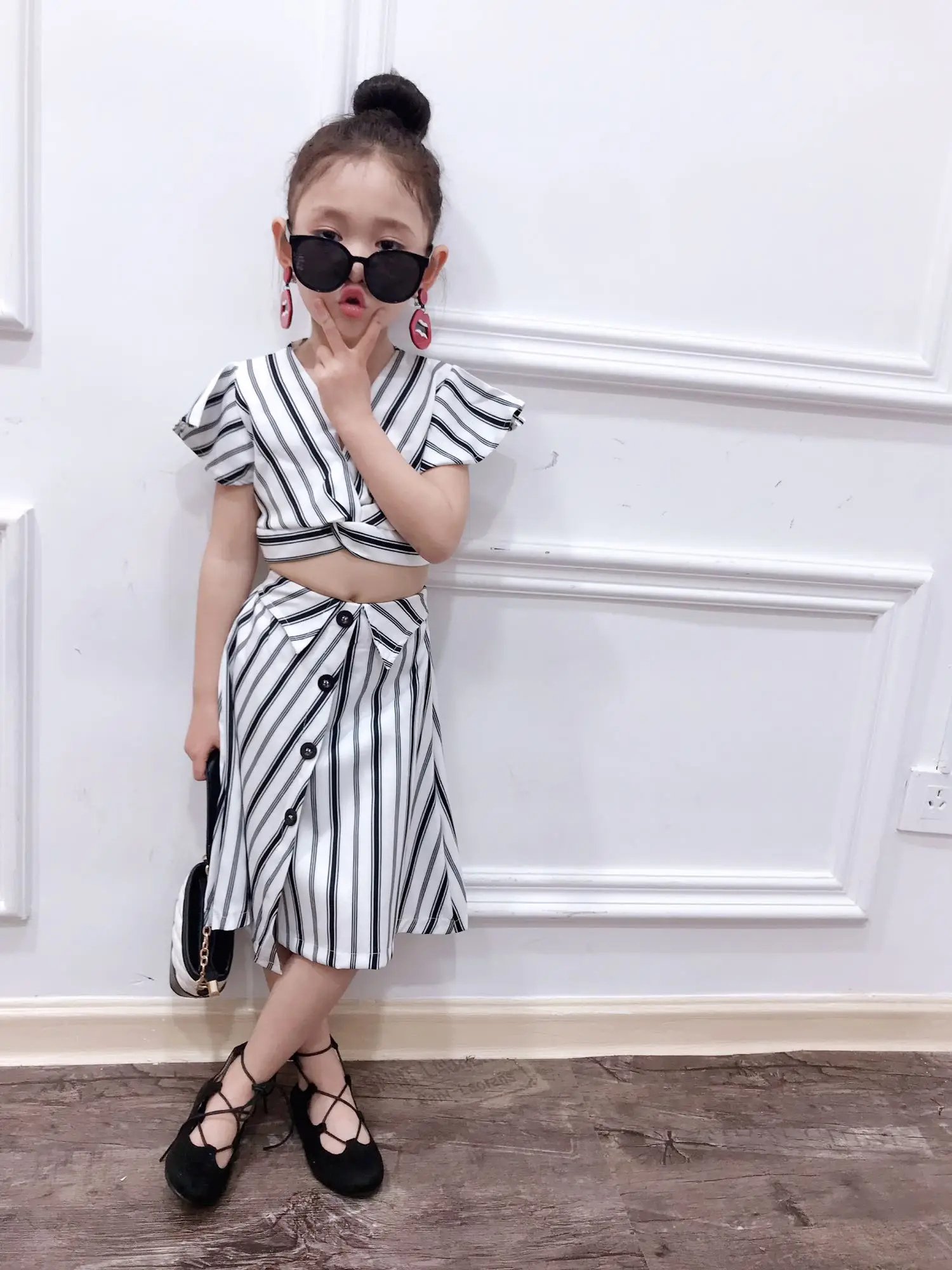 Комплект модной одежды для маленьких девочек белый черный комплект в полоску