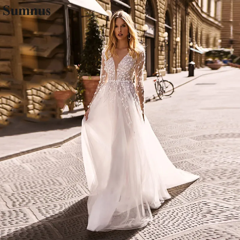 

Платье свадебное с длинными рукавами и кружевной аппликацией