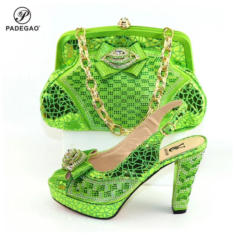 Женские туфли и сумка в комплекте африканском стиле подходящая к ним зеленого
