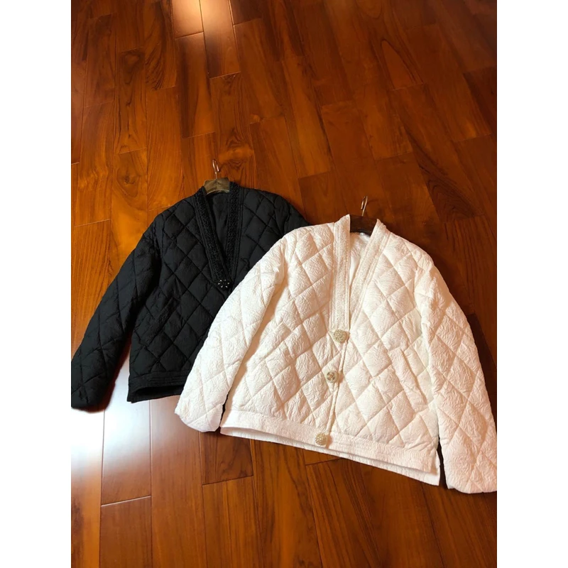 

Женское короткое пальто на утином пуху, с V-образным вырезом