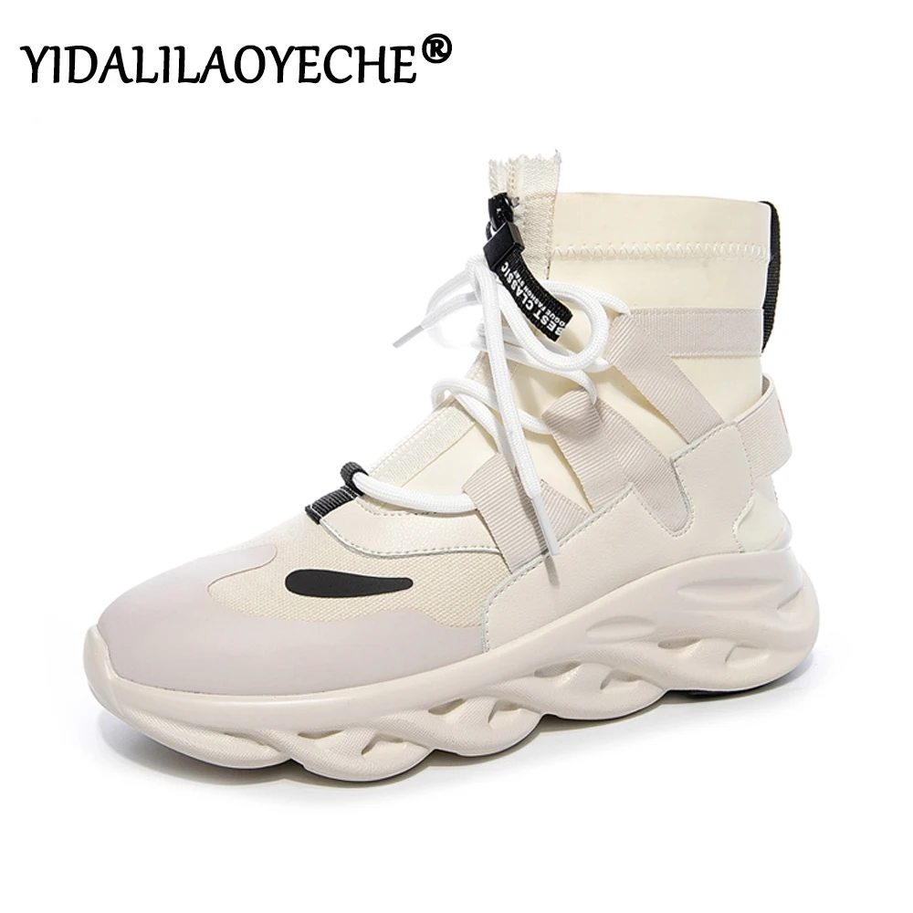 На шнуровке сникерсы черного цвета с круглым носком Цвет белый кроссовки туфли