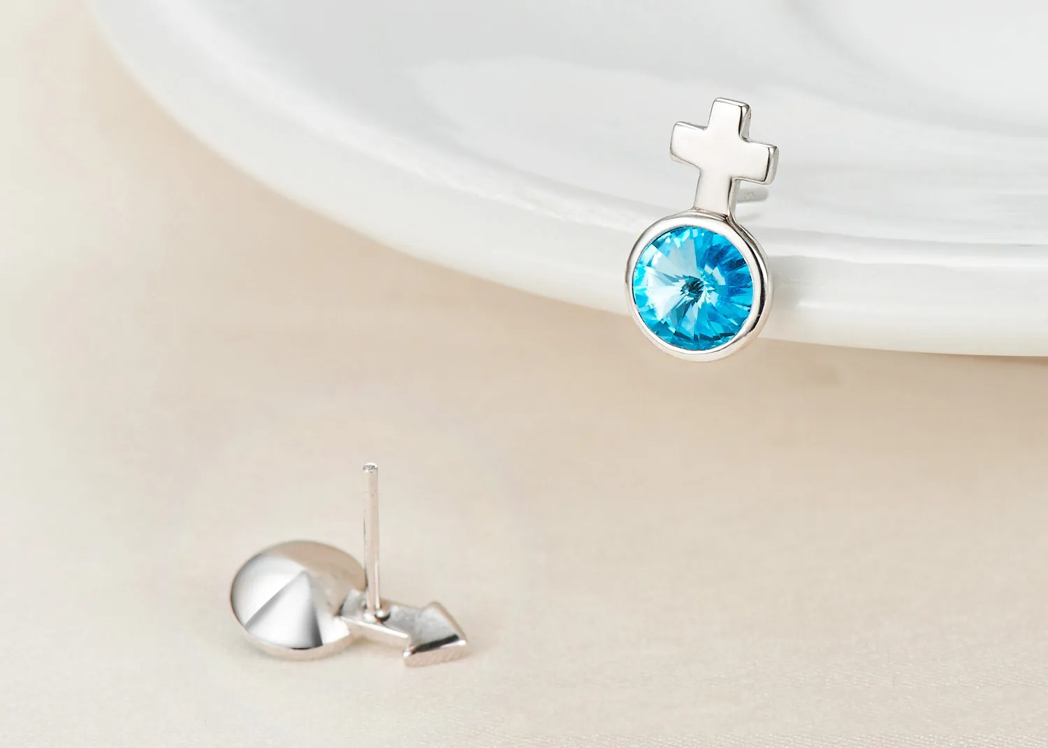 

925 sterling silver earrings fashion sparkle with Austrian crystals, becoming the first choice for women's engagement in 2021