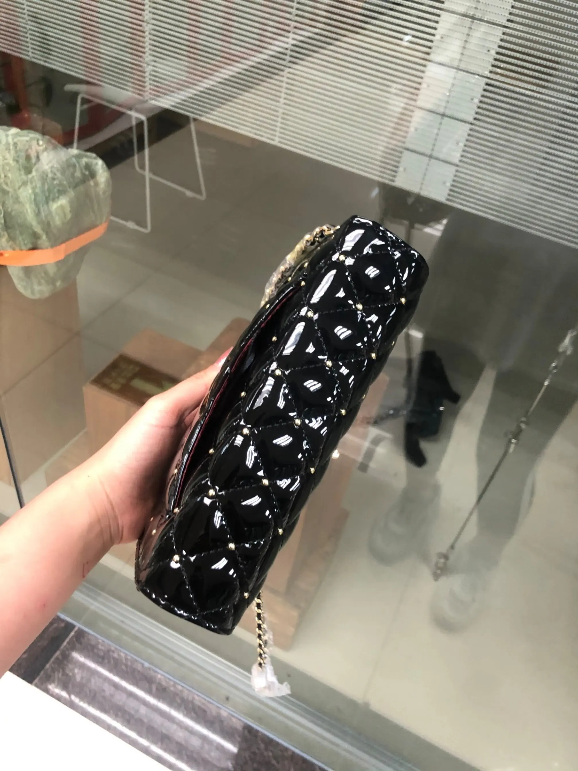 

Carrying a bag out of the street style ~ rivet gold nail patent leather rich bag leather ringer chain bag single shoulder cross