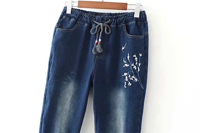 Джинсы женские с цветочной вышивкой средней посадки батальных размеров весна