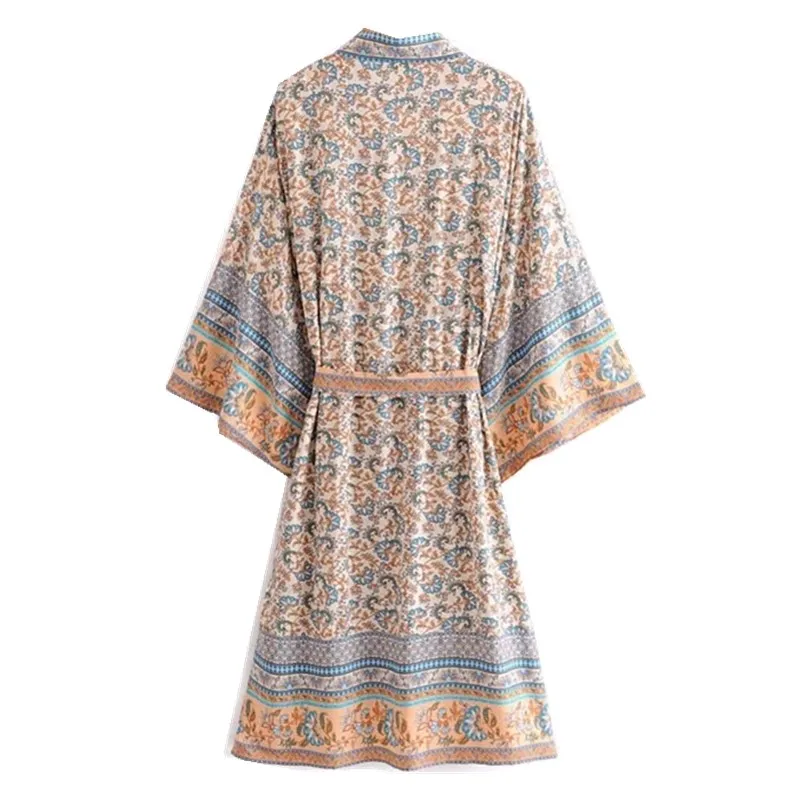 Богемное длинное кимоно бежевого и оранжевого цвета с v-образным вырезом