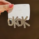 Новое поступление, блестящие серьги-гвоздики с надписью Стразы OK, ювелирные изделия для женщин, модные массивные серьги с кристаллами, аксессуары