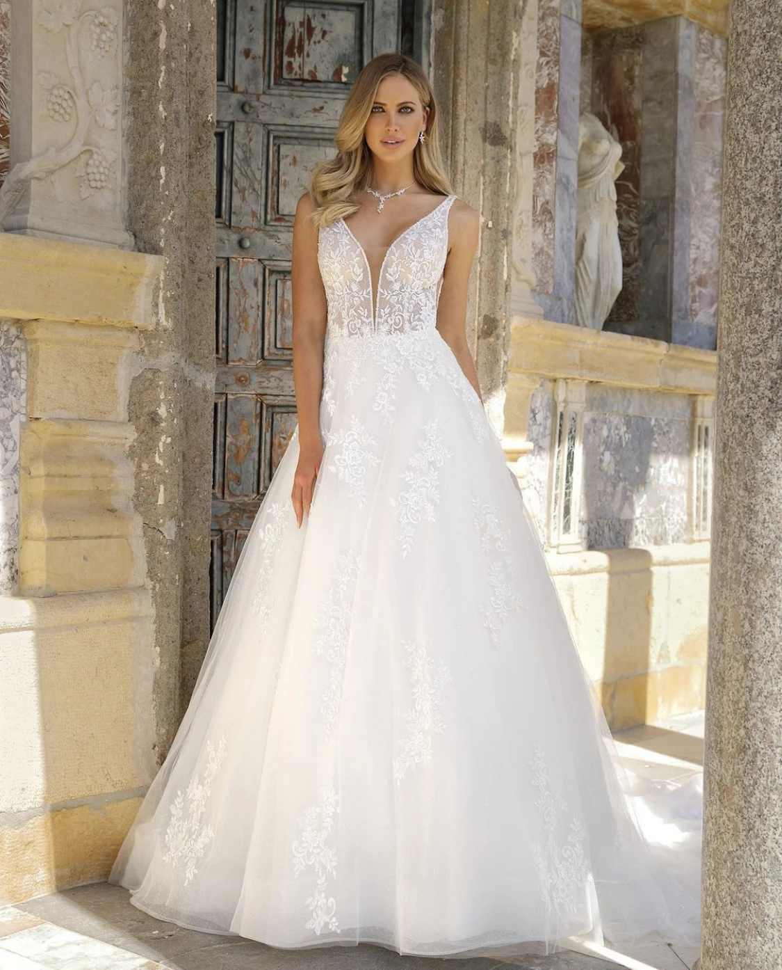 

Wedding Dress A-Line V-Neck Tank Lace Appliques Sequined Beads Backless Tulle Floor Length Sweep Train Elegant Bride Gown New