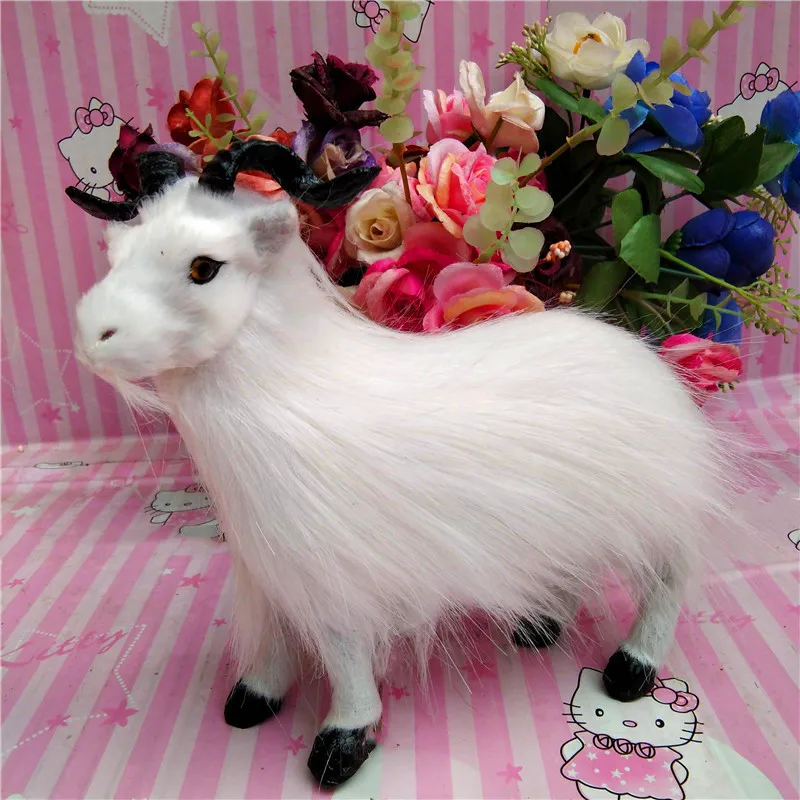 Маленькая милая модель овцы из полиэтилена и меха настоящий подарок козла около