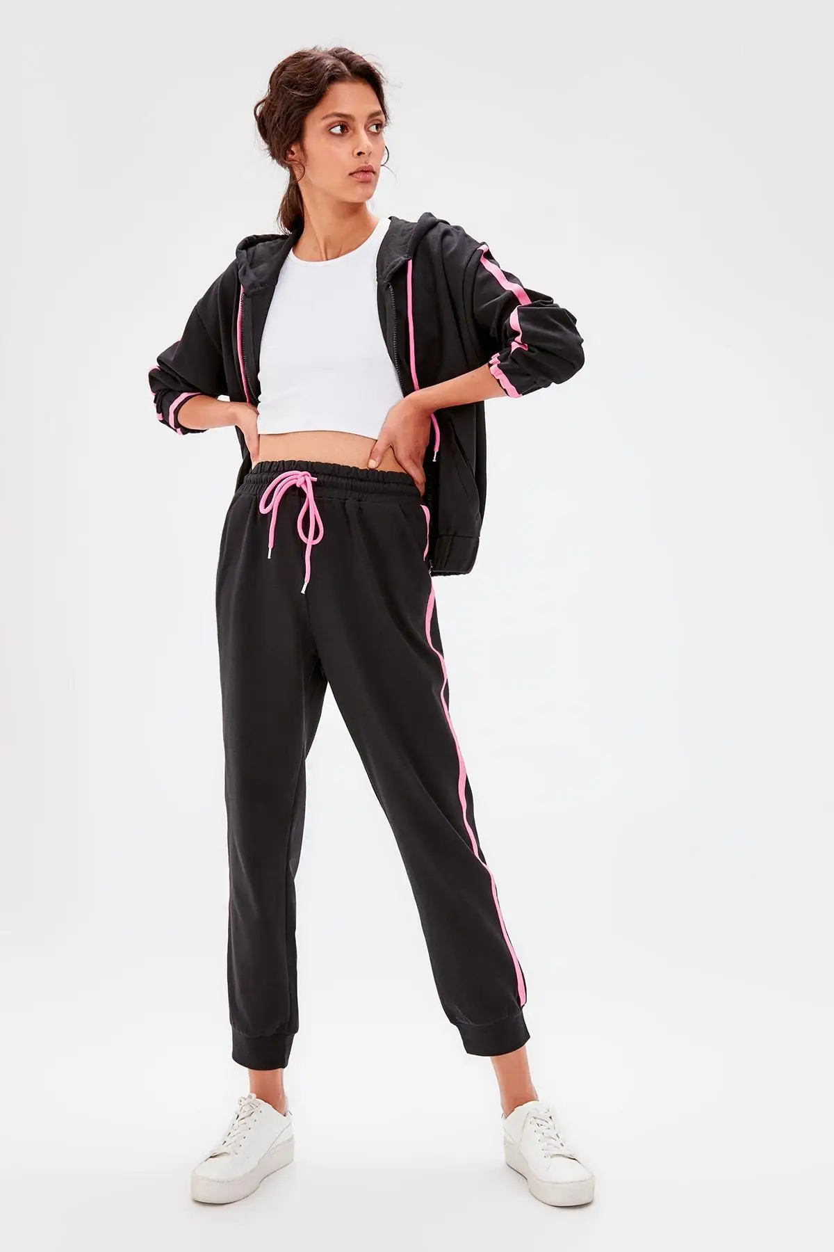 Trendyol черные трикотажные спортивные штаны с рельефной лентой TWOAW20EA0032 | Спорт и