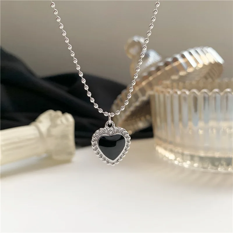 

Vintage Black Love Necklace French Metal Korean Simple Love Clavicle Chain Female Short Pendant Jewelry Female Gift