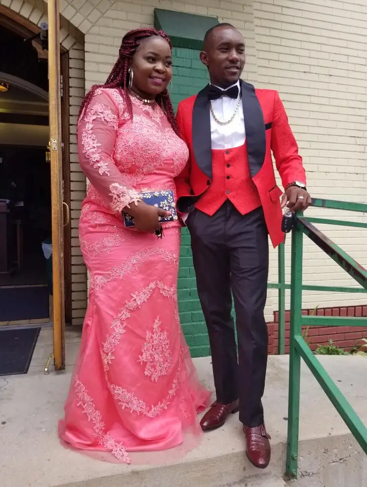 Мужские костюмы смокинг для жениха с красным и черным узором шаль атласная