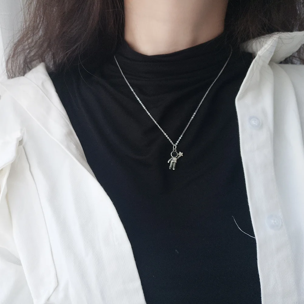 

Vintage distressed space astronaut necklace s925 sterling silver personality female clavicle chain new version trend jewelry