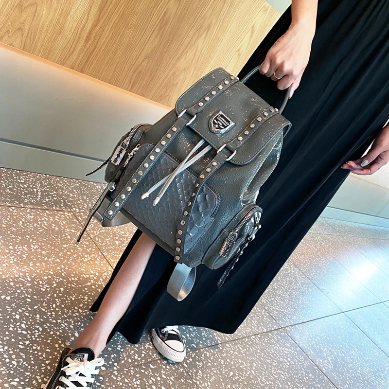 Рюкзак из мягкой искусственной кожи с крокодиловым узором и заклепками для