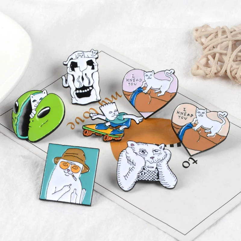 

Funny White Cat Lapel Metal Pins Daze Cat Massage butt Alien Face Scooter Brooches Badges Backpack Pins Jewelry Gift For Friends
