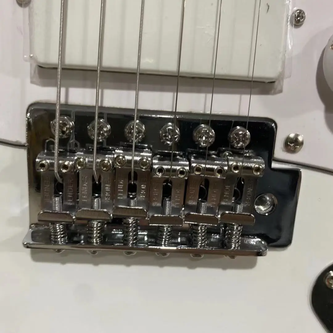 Электрогитара Strat белый корпус из липы Кленовая доска серебряная фурнитура