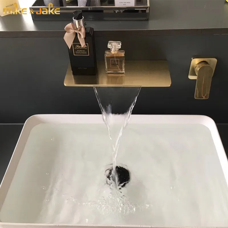 Золотая настенная раковинная смесительная кисть с матовым золотым водопадным краном горячей и холодной смеси в ванной комнате.