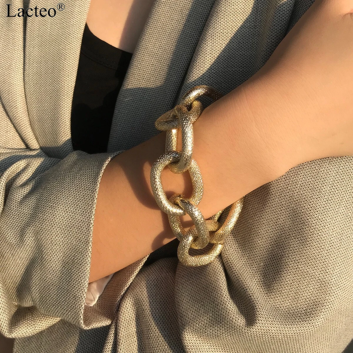 Женский массивный браслет Lacteo золотистый блестящий с большой цепочкой в стиле