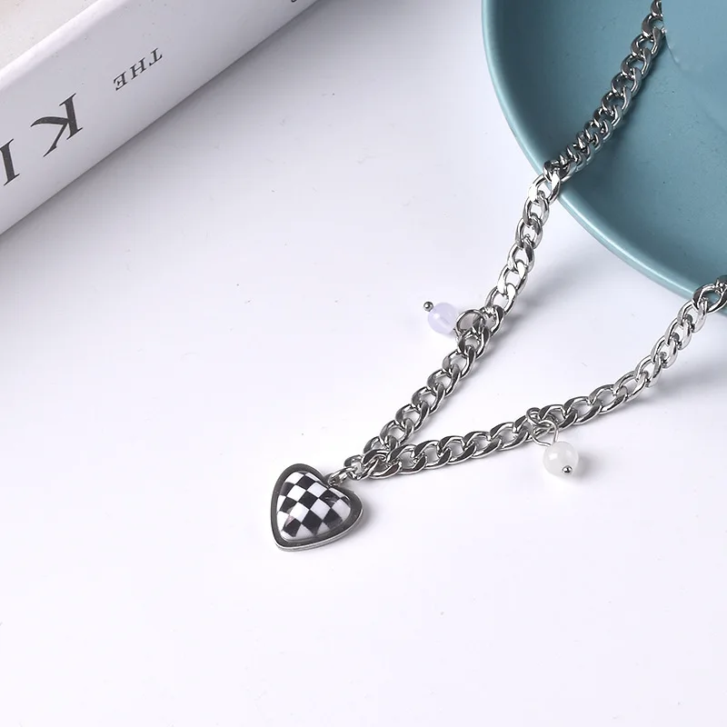 

Black and white checkerboard Love Pendant Necklace 2021 new sweet cool wind peach heart clavicle chain neck chain