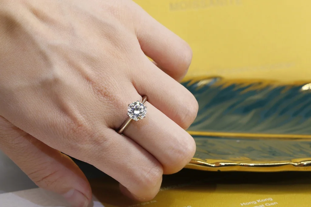 

925 sterling silver moissanite six-claw diamond ring, exquisitely set, D color, VVS1 clarity, is the best gift for marriage