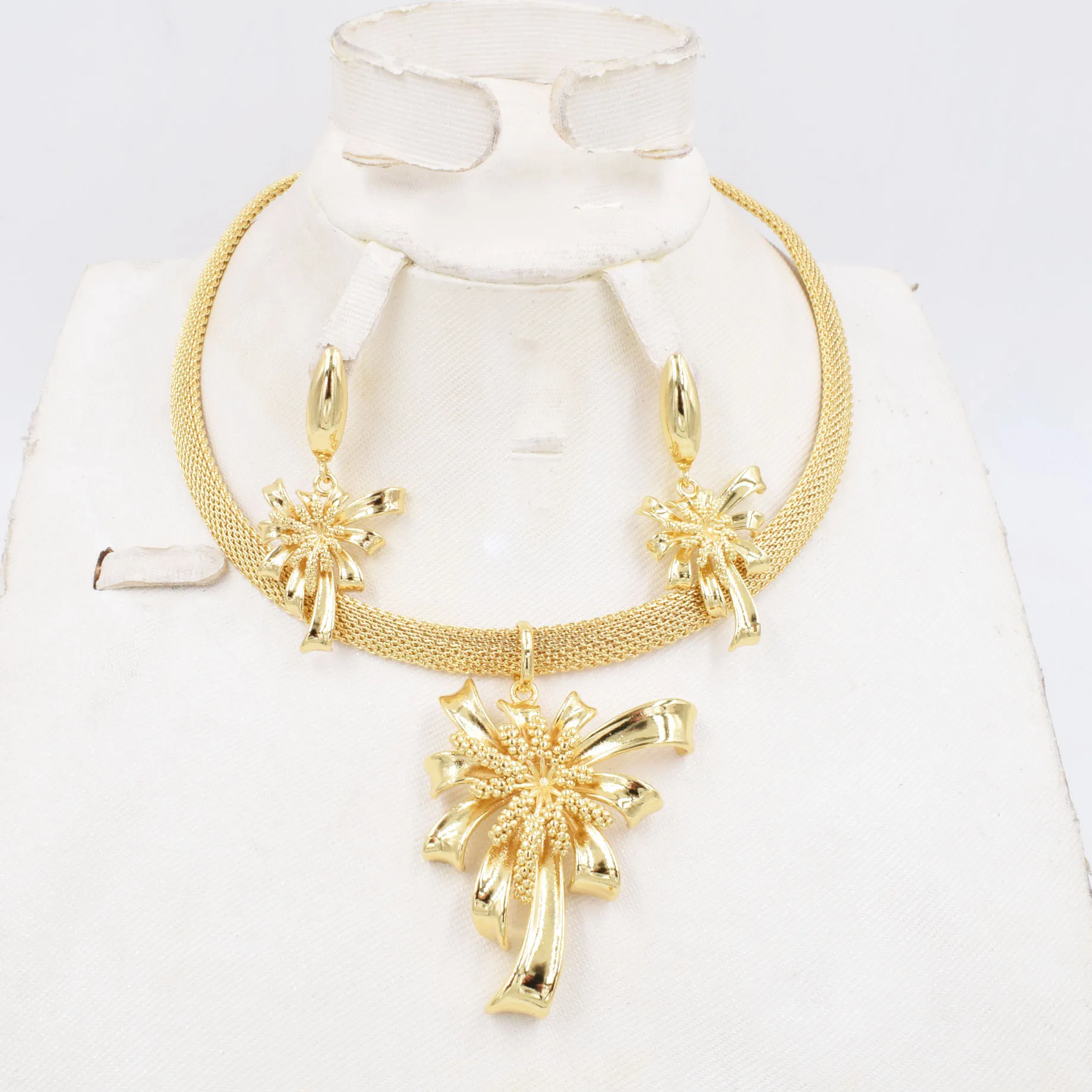 

Новинка 2020, 4 комплекта, горячая распродажа, Модный комплект ювелирных изделий высокого качества из Дубая, Золотая плоская форма, Африканский Свадебный Женский комплект ювелирных изделий, серьги