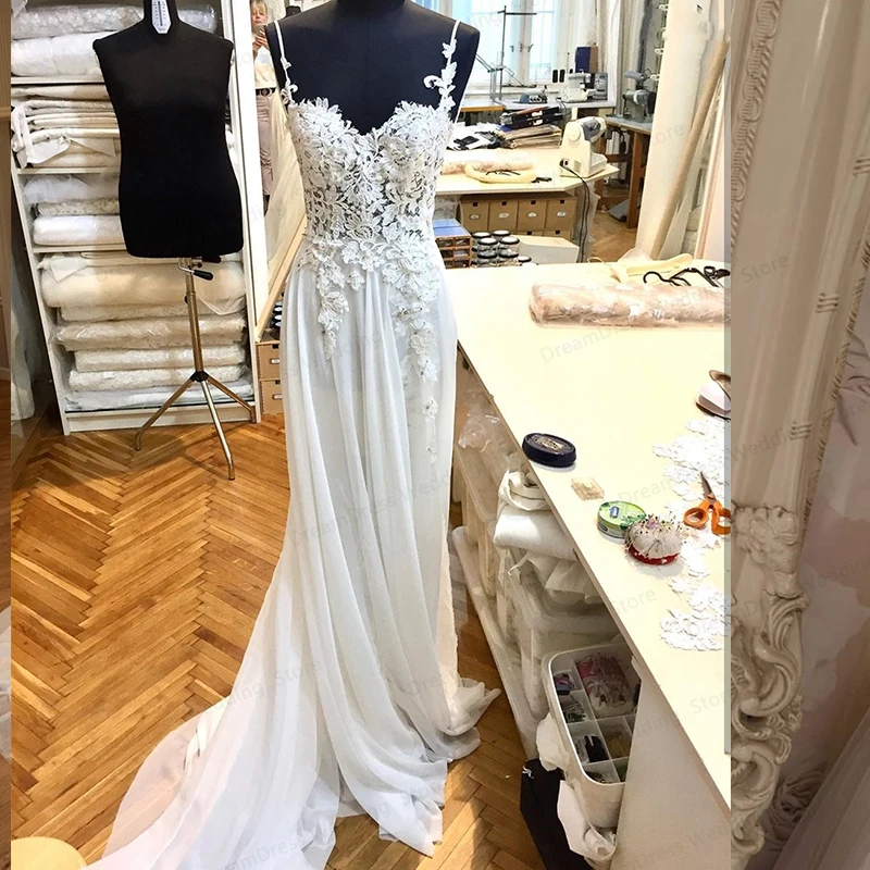 

Шифоновое платье-трапеция на бретелях, с кружевной аппликацией