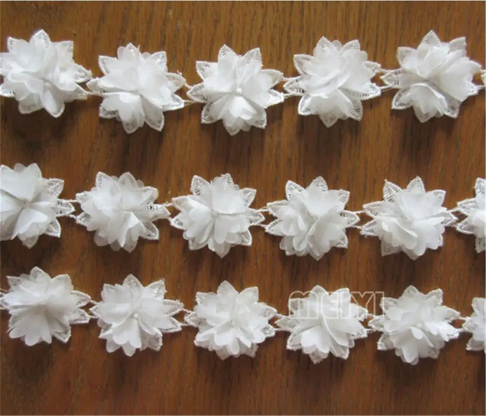 2 ярдов белого цвета из полиэстера с цветочной вышивкой и кружевной каймой