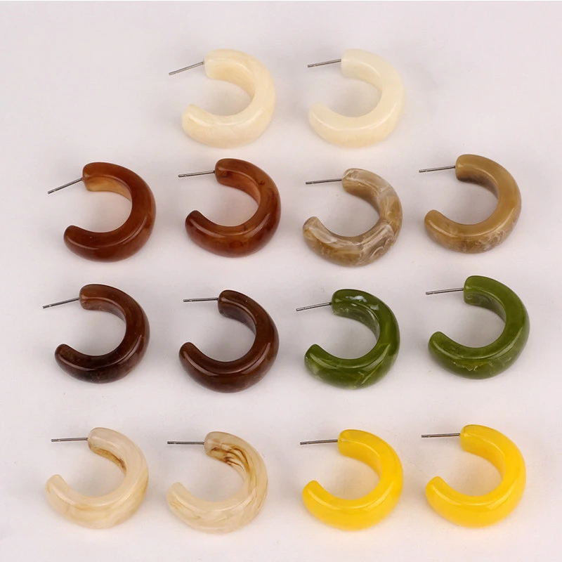 Женские серьги-гвоздики из натуральных ракушек в минималистическом стиле