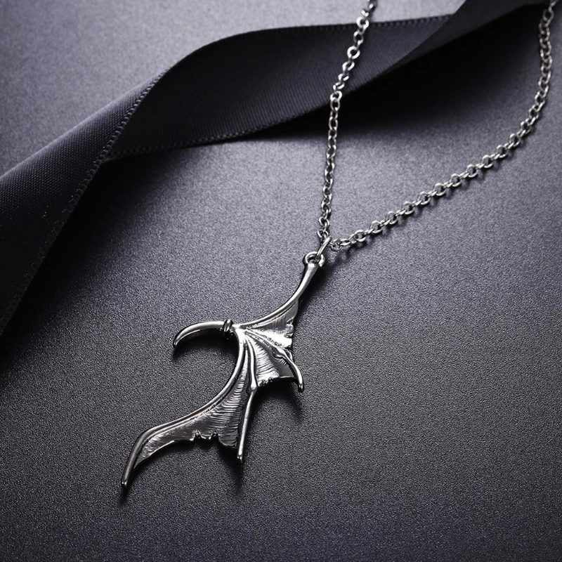 

2Pcs Personality Punk Heart Wing Necklace Lovers Vinatge Bat Wing Heart Couples Pendant Necklace Set Fashion Jewerly