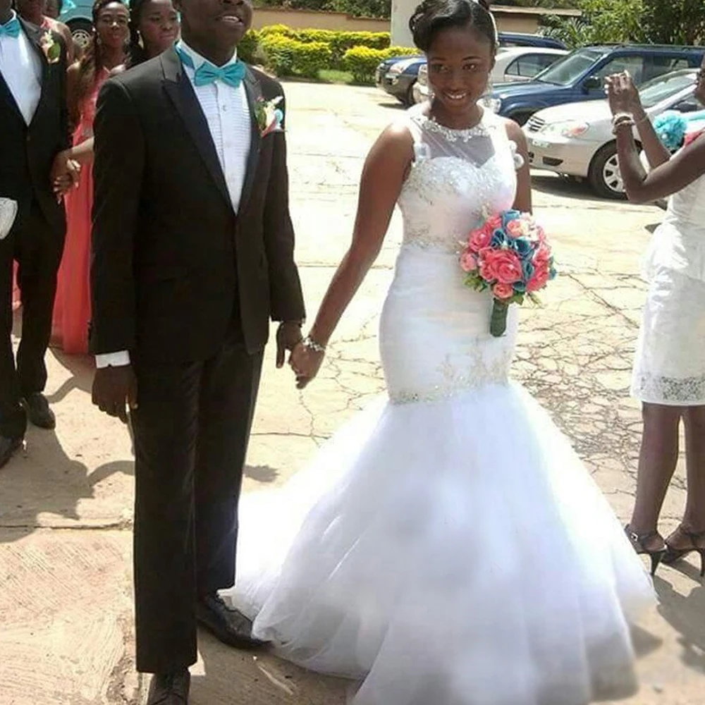 Женское свадебное платье с юбкой годе белое кружевное кристаллами и бисером