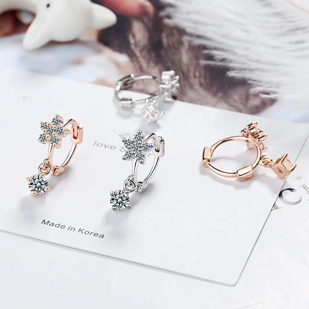 Женские серьги-кольца с прозрачным фианитом и пятью лепестками | Украшения