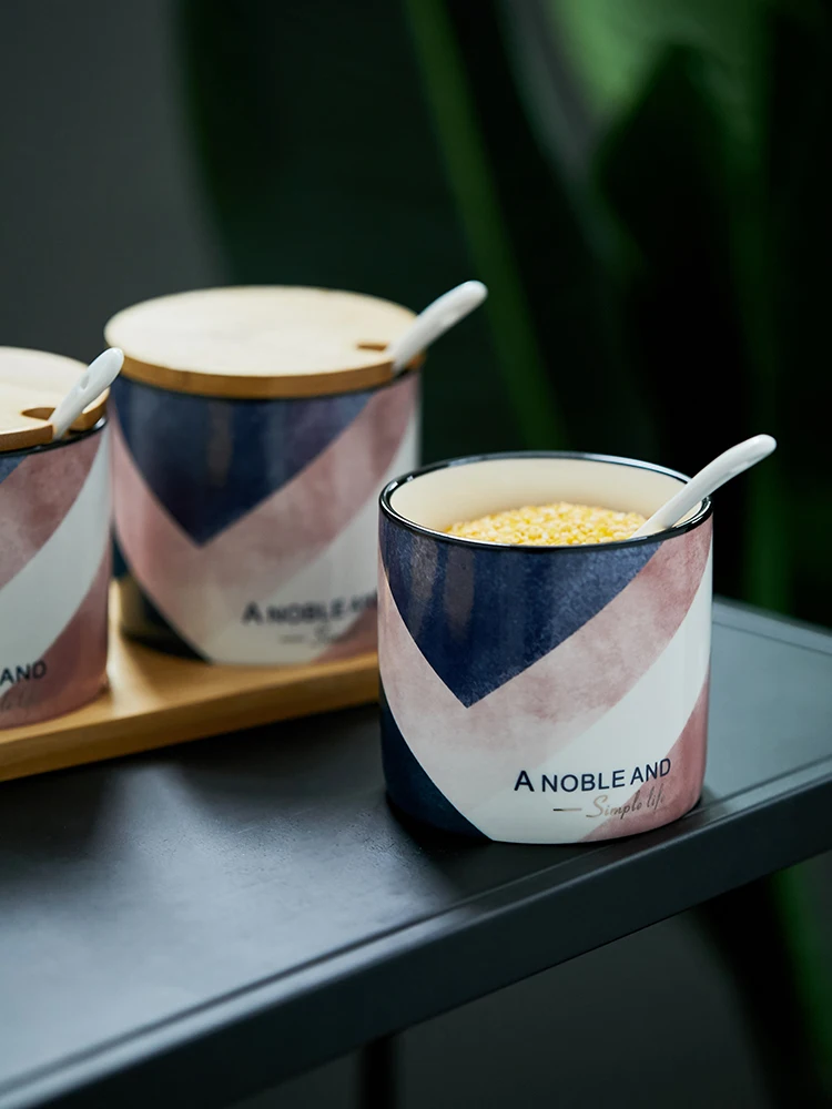 3 керамические банки для пряностей с деревянной крышкой в скандинавском стиле с геометрическим принтом и ложками для хранения соусов в кухонном наборе.