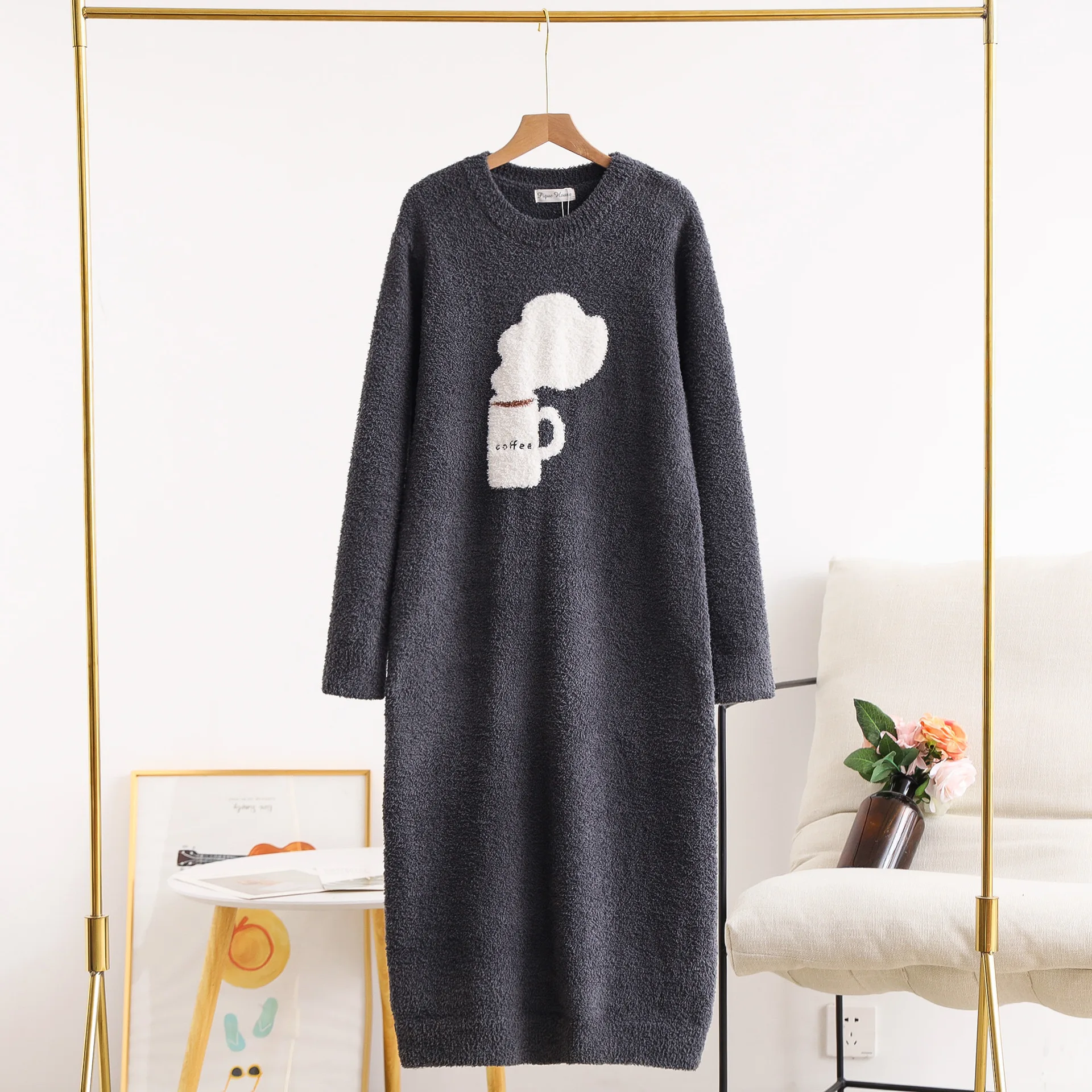 

New products in AW are soft, warm, thick and creamy letters, coffee cups, home clothes, nightdresses and long skirts.