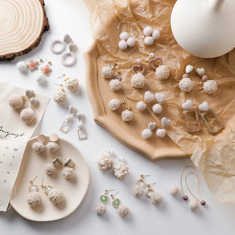 Милые бежевые серьги-подвески с плюшевым сердечком на осень и зиму