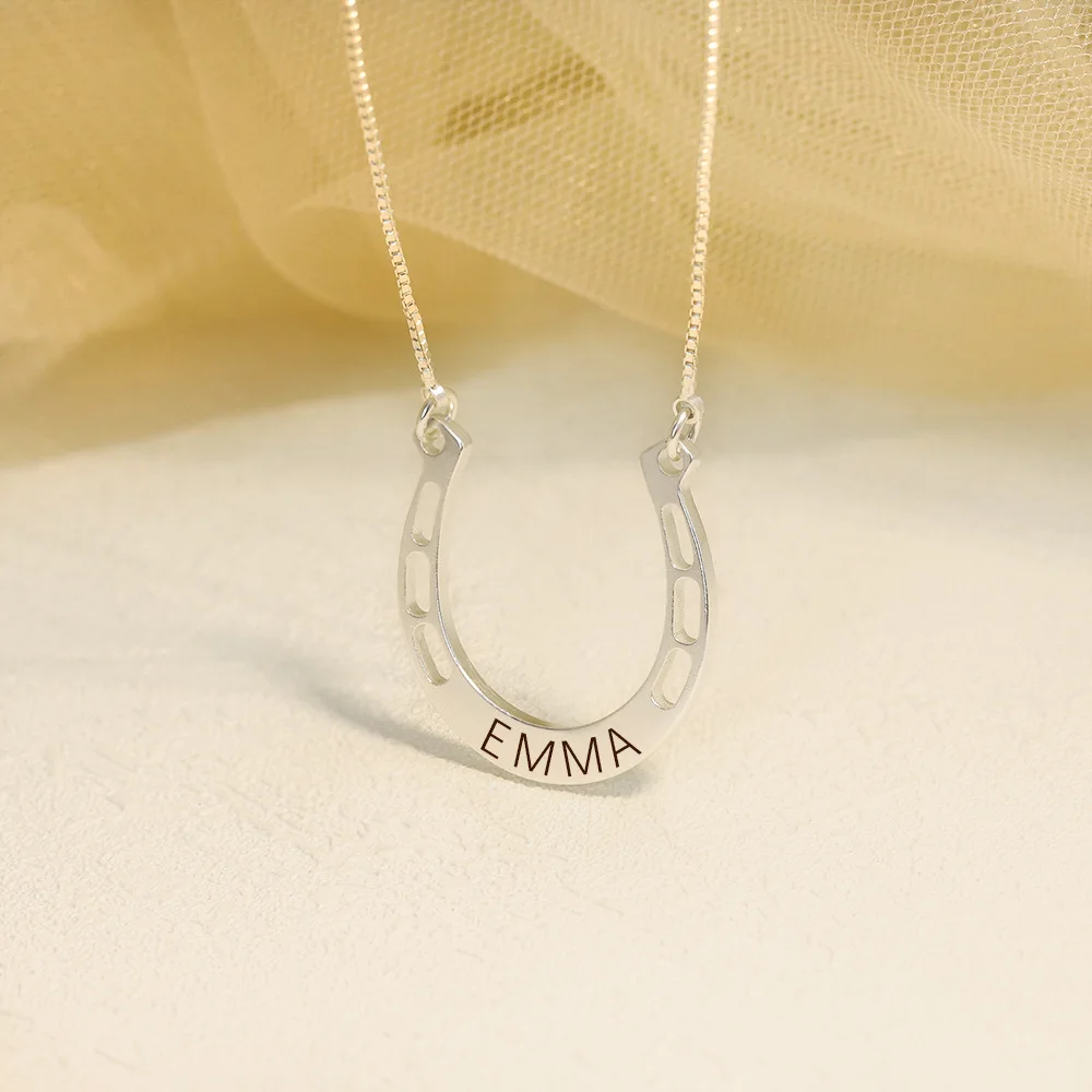 

HUHUI Customized Name Necklace Personalized Horseshoe Engraved Nameplate Pendant Stainless Steel Jewelry For Women Birthday Gift