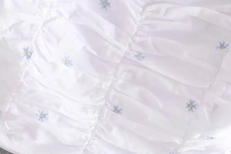 Женская плиссированная блузка с цветочной вышивкой белая квадратным вырезом во