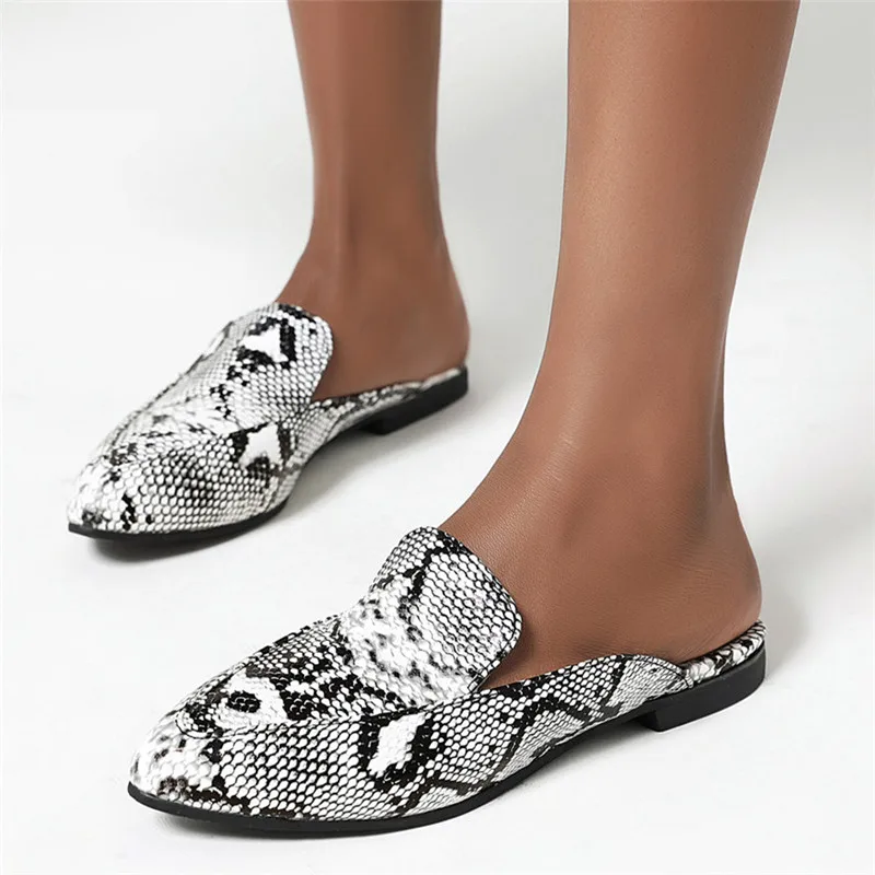 

Женские шлепанцы без задника, уличные сандалии на плоской подошве, со змеиным принтом, без застежки, заостренный носок, сланцы, лето 2020