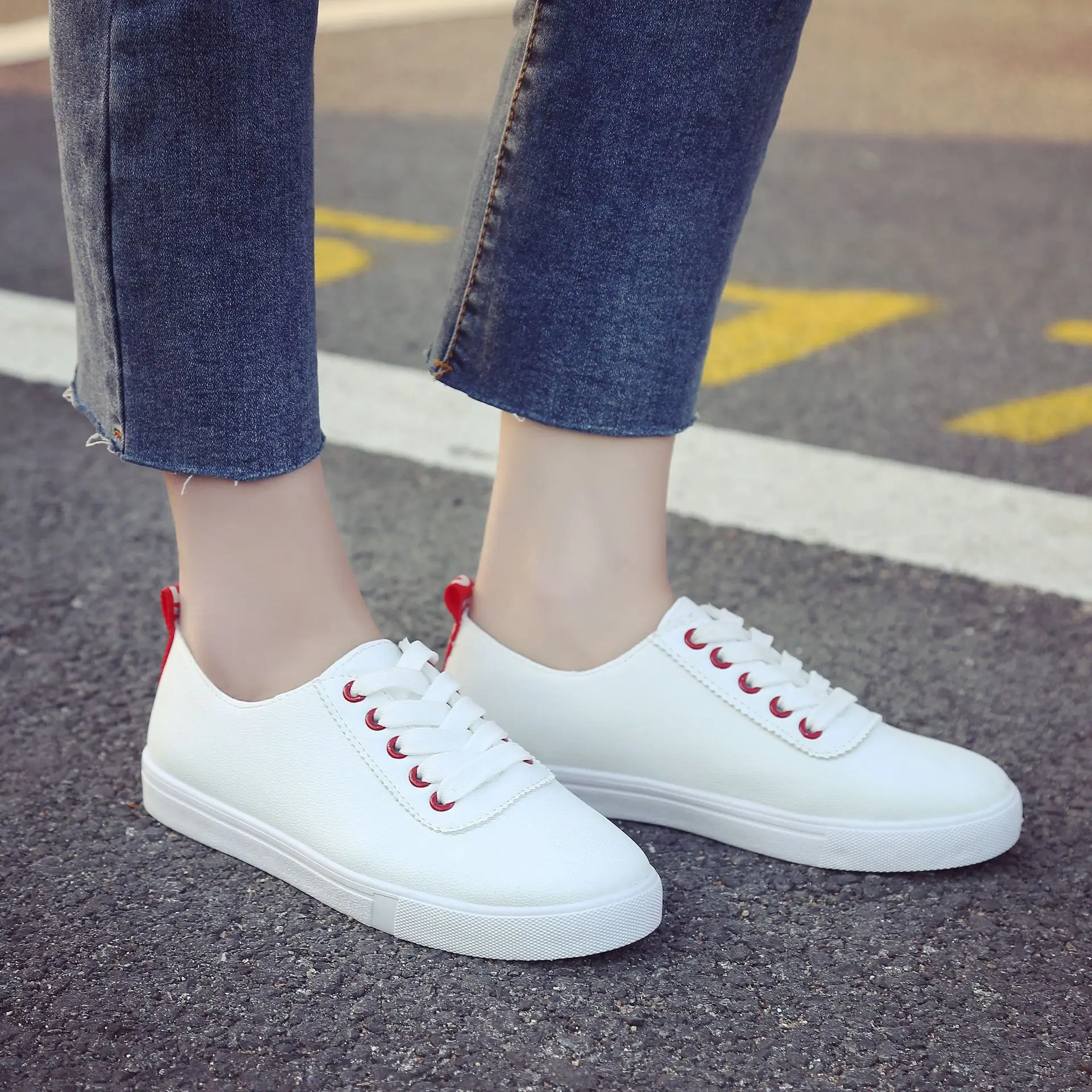 Кроссовки женские из ПУ кожи Вулканизированная плоская подошва дышащие на