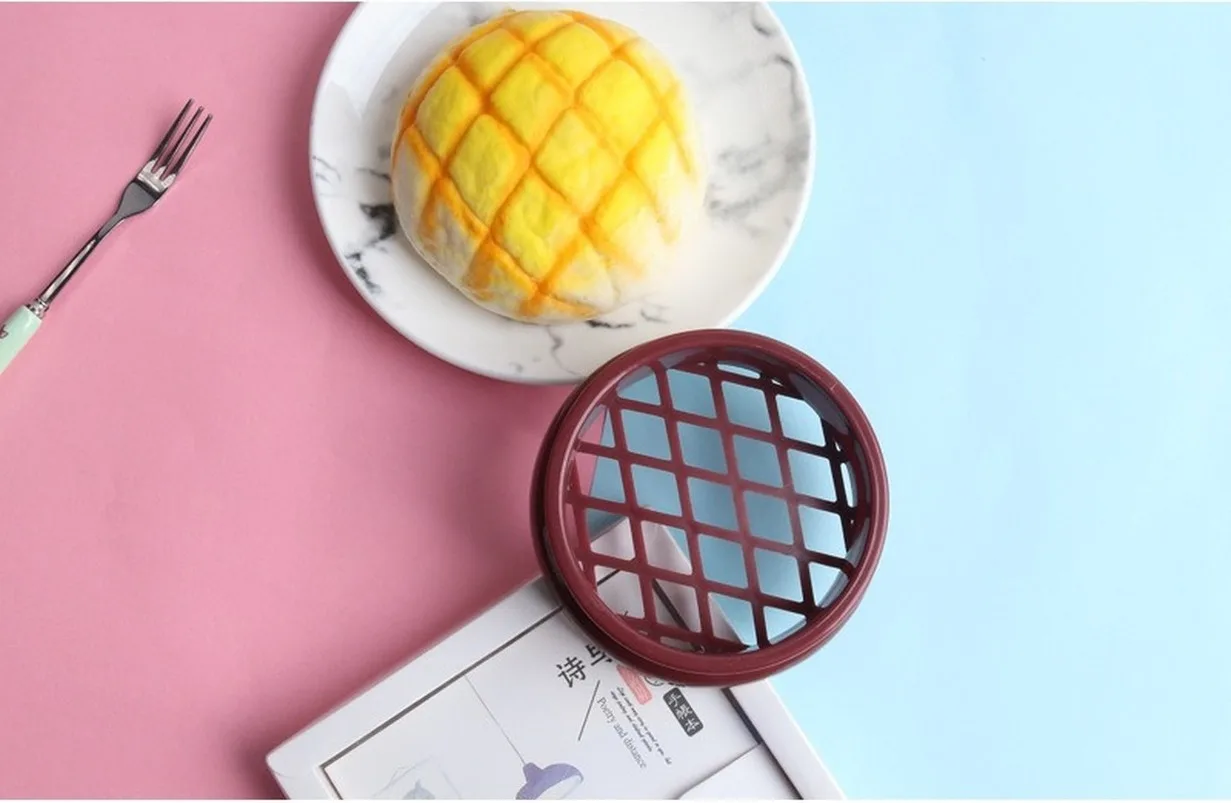 

Creative Kitchen Accessories Baking Tool - Heart - Shaped Plum Circle Doughnut Cake Mold Plastic Cookie Embossing Mold