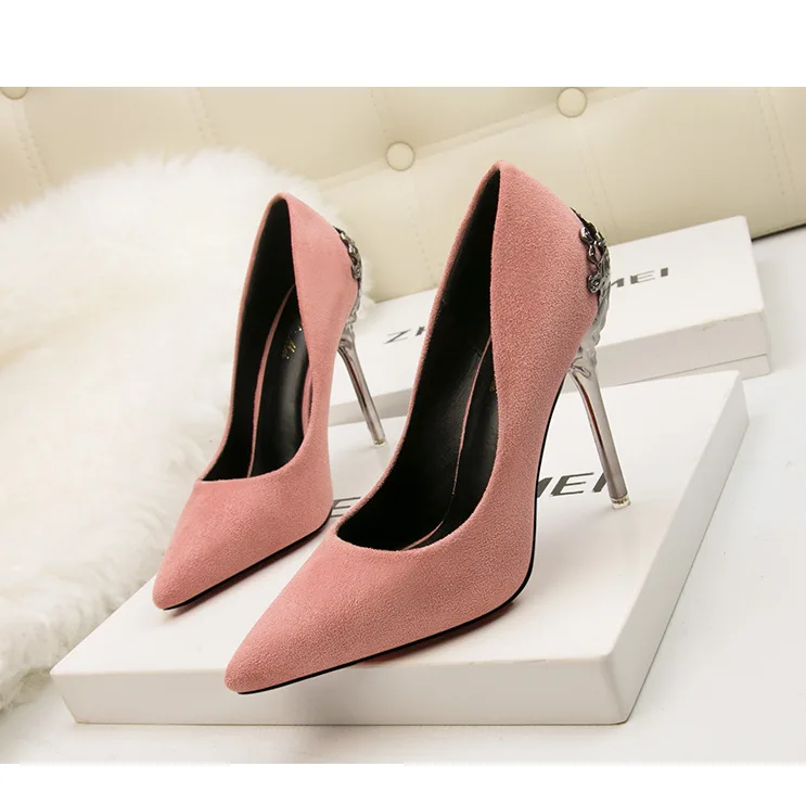 Тонкие Туфли с острым носком в Корейском стиле; красные свадебные туфли с металлическими вырезами; замшевые туфли на шпильках;