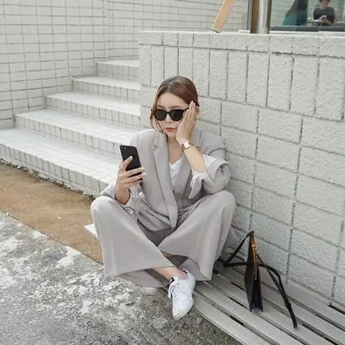 Женский брючный костюм из двух предметов двубортный облегающий пиджак и широкие